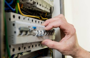 Adam elektrik santralini otomatik şalterlerle onarıyor..