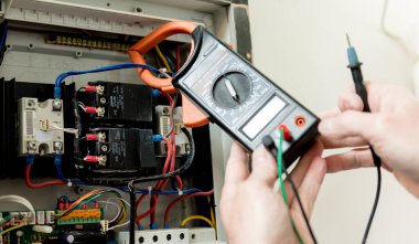 Adam elektrik santralini otomatik şalterlerle onarıyor..