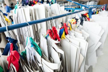 Kıyafet modeli. Kumaş endüstrisi üretim hattı. Tekstil fabrikası.