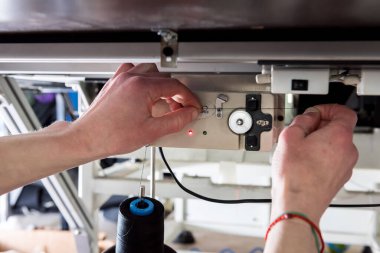 Kumaş endüstrisi üretim hattı. Tekstil fabrikası. Terzilik işlemi çalışıyor