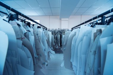 Kıyafet modeli. Kumaş endüstrisi üretim hattı. Tekstil fabrikası.