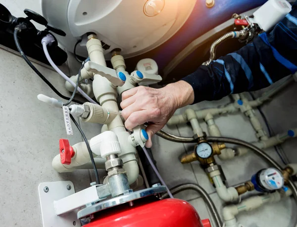 Engenheiro de aquecimento fixando sistema de aquecimento moderno na sala da caldeira . — Fotografia de Stock