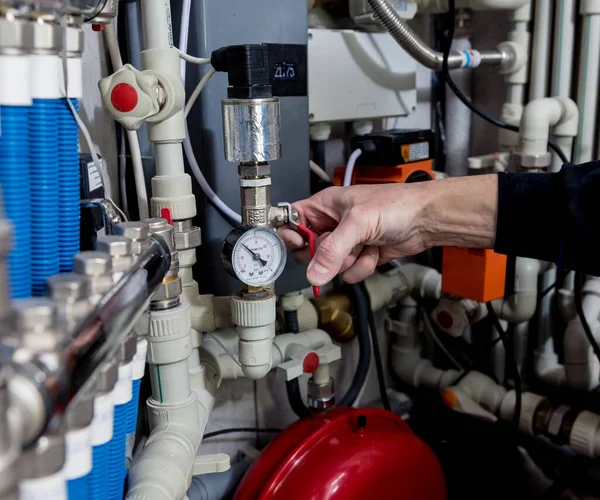 Ingeniero de calefacción que fija el sistema de calefacción moderno en sala de calderas . —  Fotos de Stock