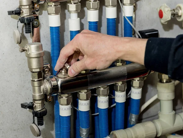 Engenheiro de aquecimento fixando sistema de aquecimento moderno na sala da caldeira . — Fotografia de Stock