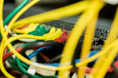 İnternet için bilgisayarları olan sunucu odası. Düğmelere bağlı ağ kabloları.