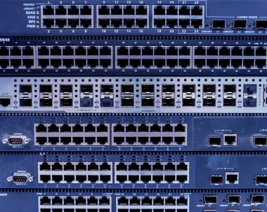 İnternet için bilgisayarları olan sunucu odası. Düğmelere bağlı ağ kabloları.