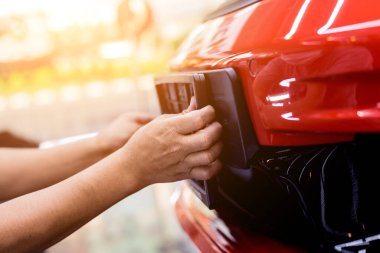 Servis merkezindeki teknisyen plakayı değiştiriyor..