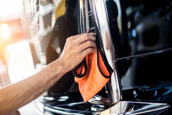 Car service worker polishing car with microfiber cloth. — Stock Photo, Image