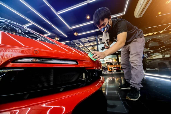 Trabajador de servicio de coches aplicando nano recubrimiento en un detalle del coche — Foto de Stock