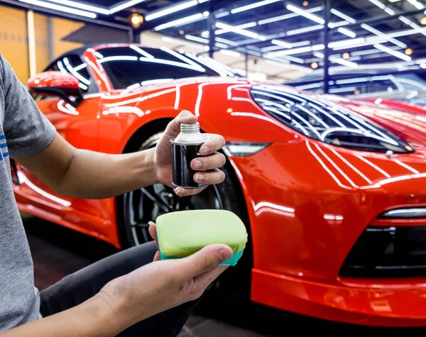 Bil servicearbetare tillämpa nano beläggning på en bil detalj — Stockfoto