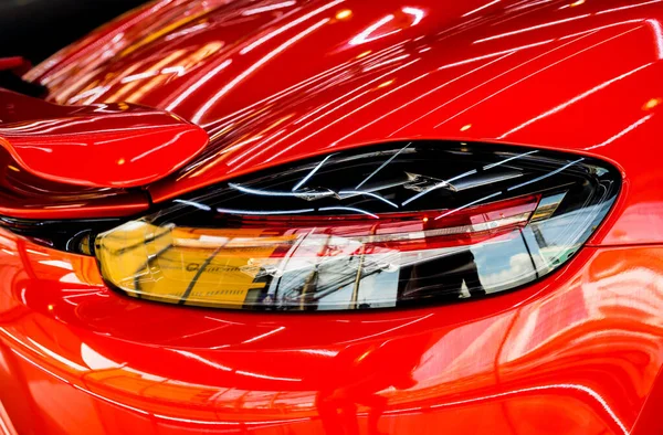 Trabalhador de serviço de carro aplicando revestimento nano em um detalhe do carro — Fotografia de Stock