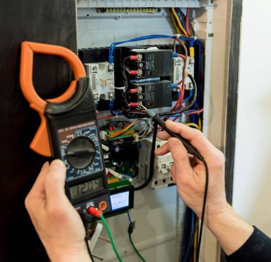 Adam elektrik santralini otomatik şalterlerle onarıyor..