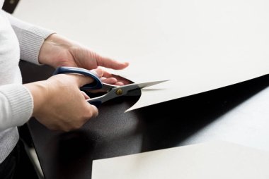 Şablon oluşturuluyor. Kumaş endüstrisi üretim hattı. Tekstil fabrikası.