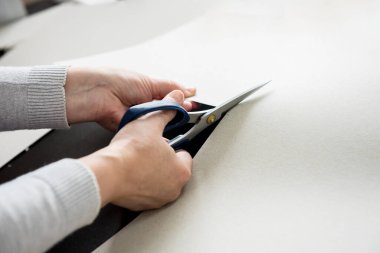 Şablon oluşturuluyor. Kumaş endüstrisi üretim hattı. Tekstil fabrikası.