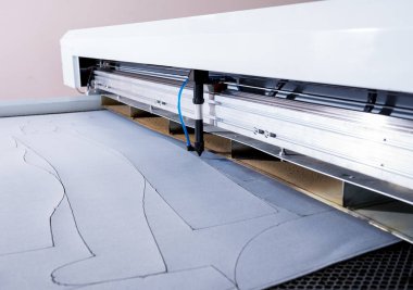 Kumaş endüstrisi üretim hattı. Tekstil fabrikası. Terzilik işlemi çalışıyor 