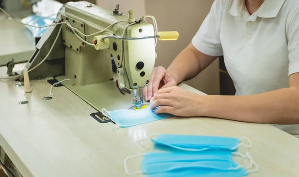 Mulher costurar o médico facial na máquina de costura. pandemia de coronavírus . — Fotografia de Stock