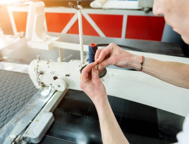 Kumaş endüstrisi üretim hattı. Tekstil fabrikası. Terzilik işlemi çalışıyor