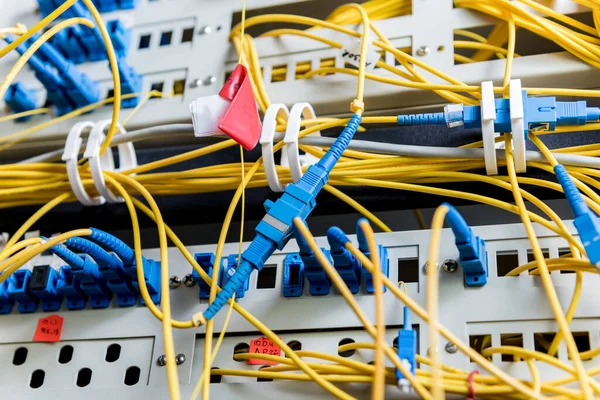 Sala de servidores con ordenadores para Internet. Cables de red conectados a interruptores . — Foto de Stock