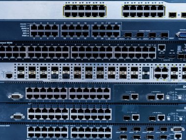 İnternet için bilgisayarları olan sunucu odası. Düğmelere bağlı ağ kabloları.