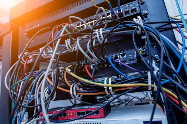 Szerver terem számítógépekkel az internethez. Kapcsolókhoz csatlakoztatott hálózati kábelek. — Stock Fotó