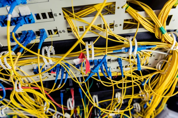 Sala de servidores com computadores para internet. Cabos de rede ligados a comutadores . — Fotografia de Stock