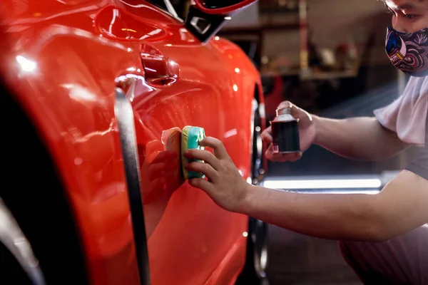Autószerelő, aki nano bevonatot alkalmaz az autó részleteiben — Stock Fotó