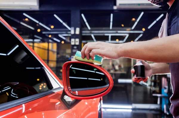 Lavoratore di servizio di automobile che applica il rivestimento nano su un dettaglio di automobile — Foto Stock