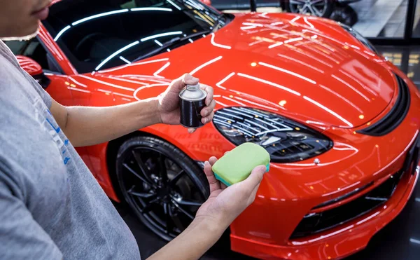 Lavoratore di servizio di automobile che applica il rivestimento nano su un dettaglio di automobile — Foto Stock