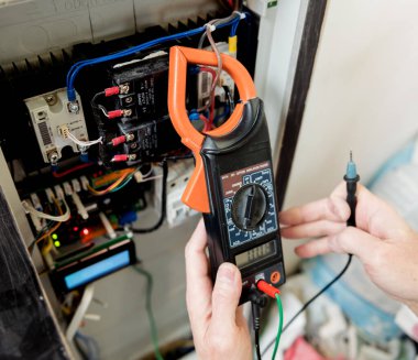 Adam elektrik santralini otomatik şalterlerle onarıyor..