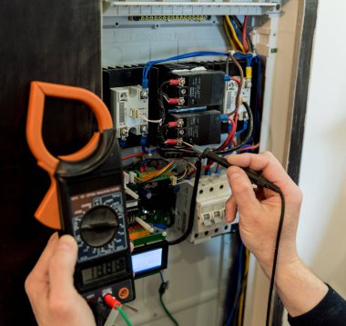 Adam elektrik santralini otomatik şalterlerle onarıyor..