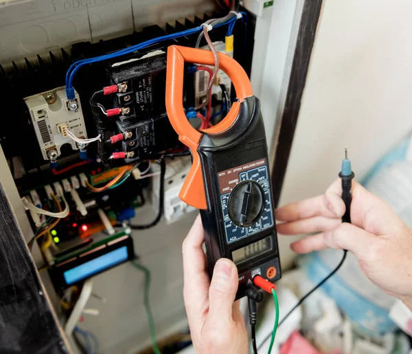 男は自動スイッチでスイッチボードの電圧を修復してる. — ストック写真