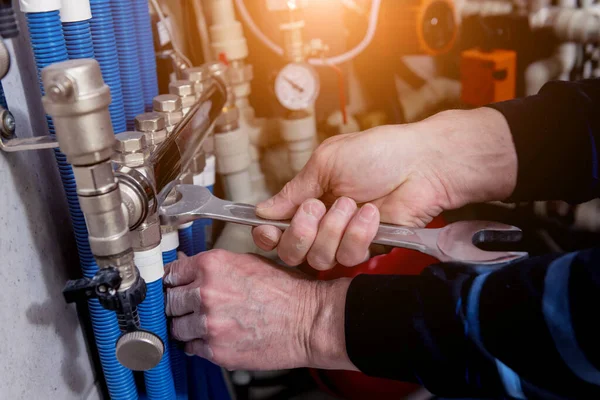 Ingeniero de calefacción instalando un moderno sistema de calefacción en sala de calderas . —  Fotos de Stock