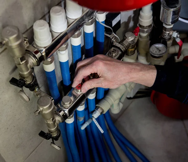 Engenheiro de aquecimento fixando sistema de aquecimento moderno na sala da caldeira . — Fotografia de Stock