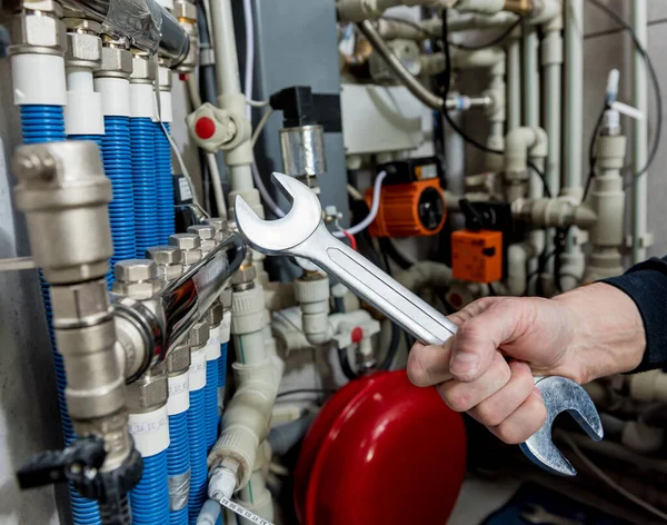 Heating engineer installing modern heating system in boiler room. — Stock Photo, Image