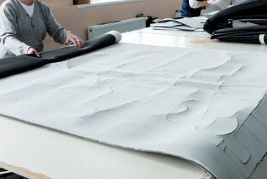 Kumaş endüstrisi üretim hattı. Tekstil fabrikası. Terzilik işlemi çalışıyor