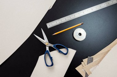 Şablon oluşturuluyor. Kumaş endüstrisi üretim hattı. Tekstil fabrikası.