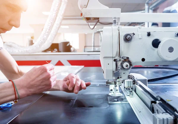 Productielijn voor de textielindustrie. Textielfabriek. Werkproces op maat — Stockfoto
