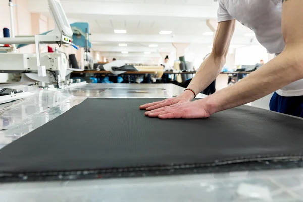 Linha de produção da indústria de tecidos. Fábrica têxtil. Processo de adaptação de trabalho — Fotografia de Stock