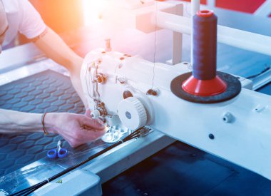 Kumaş endüstrisi üretim hattı. Tekstil fabrikası. Terzilik işlemi çalışıyor