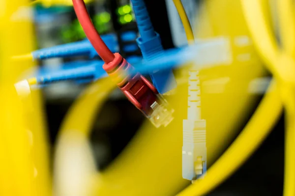 Sala de servidores con ordenadores para Internet. Cables de red conectados a interruptores . — Foto de Stock