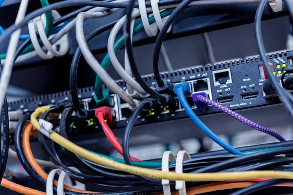 Serverovna s počítači pro internet. Síťové kabely připojené k vypínačům. — Stock fotografie