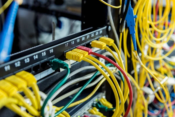 Sala de servidores com computadores para internet. Cabos de rede ligados a comutadores . — Fotografia de Stock