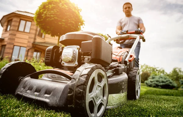 Gardener mowing the lawn. Landscape design. Green grass background — Stock Photo, Image