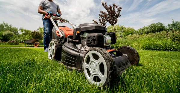 Gärtner mäht den Rasen. Landschaftsplanung. Grüner Hintergrund — Stockfoto