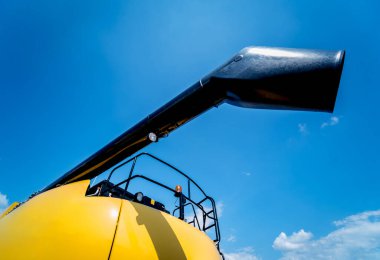 Modern tarım makineleri ve ekipmanları. Sarı tarım hasadı..