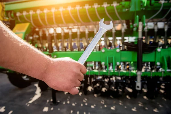De mechanica reparatie combineren oogstmachine. Moderne landbouwmachines — Stockfoto