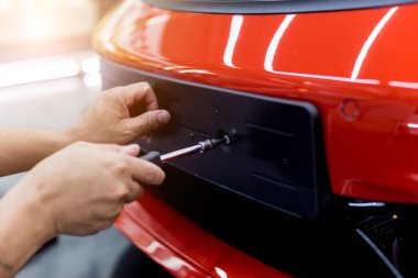 Servis merkezindeki teknisyen plakayı değiştiriyor..