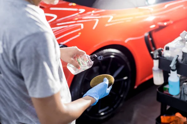 Autoservice-Mitarbeiter poliert Autoräder mit Mikrofasertuch. — Stockfoto