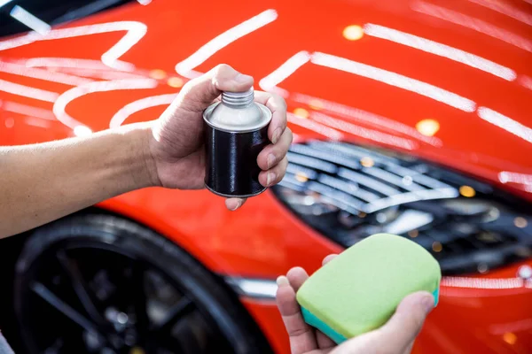 Bil servicearbetare tillämpa nano beläggning på en bil detalj — Stockfoto