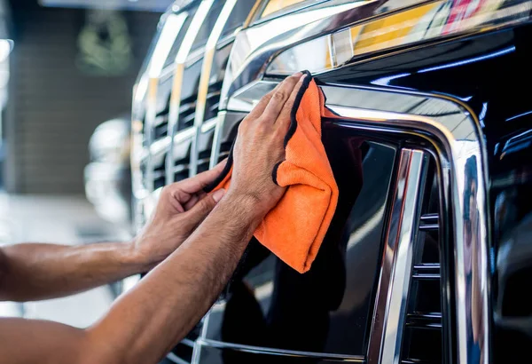 Trabajador de servicio de coche pulido coche con tela de microfibra. —  Fotos de Stock